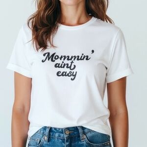 JANE & KATE · MOMMIN' AINT EASY GRAPHIC T-SHIRT - SIZE MEDIUM